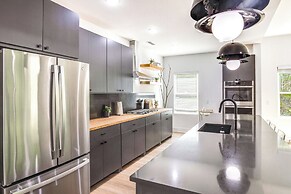 Sleek Tennessee Retreat: 2 Mi to Center Hill Lake!