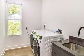 Sleek Tennessee Retreat: 2 Mi to Center Hill Lake!