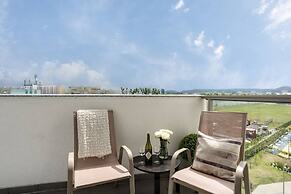 Deluxe Apartment Near the Sea