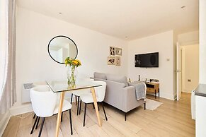 The Streatham Crib - Bright 2bdr Flat