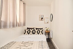 The Streatham Crib - Bright 2bdr Flat