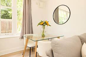 The Streatham Crib - Bright 2bdr Flat