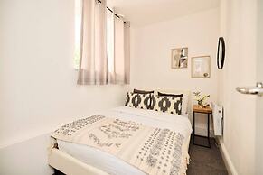 The Streatham Crib - Bright 2bdr Flat