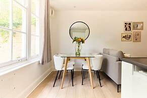 The Streatham Crib - Bright 2bdr Flat