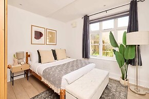The Streatham Crib - Bright 2bdr Flat