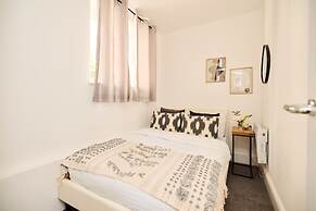 The Streatham Crib - Bright 2bdr Flat