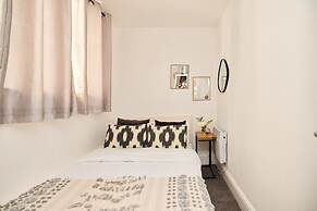 The Streatham Crib - Bright 2bdr Flat
