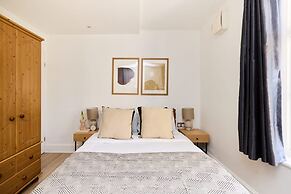 The Streatham Crib - Bright 2bdr Flat