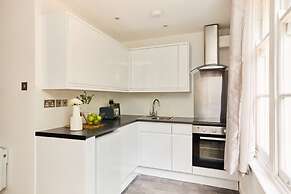 The Streatham Crib - Bright 2bdr Flat