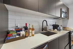 Bayside Apt with Stunning City Views