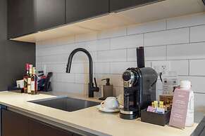 Bayside Apt with Stunning City Views