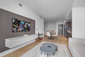 Bayside Apt with Stunning City Views