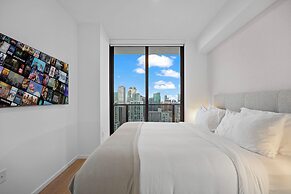 Bayside Apt with Stunning City Views