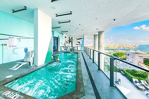 Bayside Apt with Stunning City Views