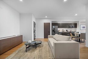 Bayside Apt with Stunning City Views