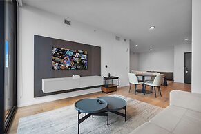 Bayside Apt with Stunning City Views