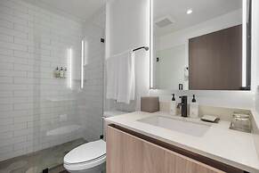 Bayside Apt with Stunning City Views