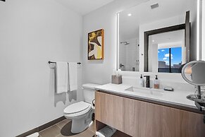 Bayside Apt with Stunning City Views