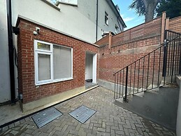 House - Sleeps 4 & Free Parking