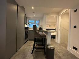 House - Sleeps 4 & Free Parking