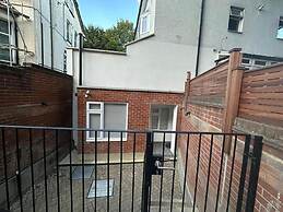 House - Sleeps 4 & Free Parking