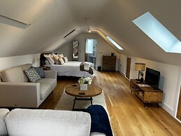 Cozy Studio Attic Retreat in Bettws Newydd
