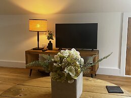 Cozy Studio Attic Retreat in Bettws Newydd