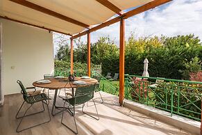 Estia Coastal Dream - Lush Enchanting Garden Gem