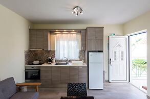 Estia Coastal Dream - Lush Enchanting Garden Gem