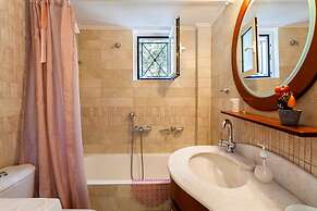 Verga Majestic Sunsets - Elegant Chic Retreat