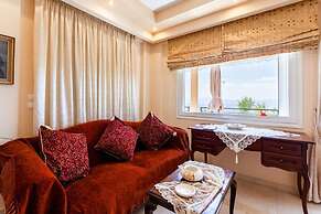 Verga Majestic Sunsets - Elegant Chic Retreat