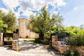 Verga Majestic Sunsets - Elegant Chic Retreat