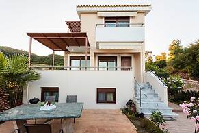 Villa Armonia - Beachfront Majestic Retreat