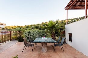 Villa Armonia - Beachfront Majestic Retreat