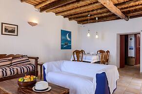 Waveside Sanctuary - Luxurious Seastone Villa