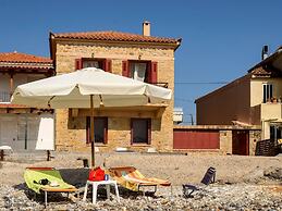 Waveside Sanctuary - Luxurious Seastone Villa