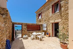 Waveside Sanctuary - Luxurious Seastone Villa