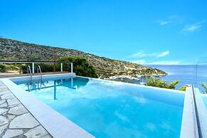 Coastal Paradise Found - Komis Private Pool Gem