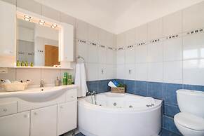 Coastal Paradise Found - Komis Private Pool Gem