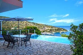 Coastal Paradise Found - Komis Private Pool Gem