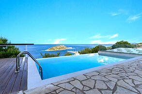 Coastal Paradise Found - Komis Private Pool Gem