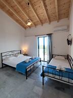 Cozy Summer Retreat - Perfect Location BBQ