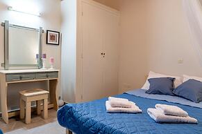 Cozy Summer Retreat - Perfect Location BBQ