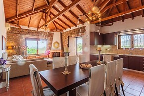 Mani s Aura Seaside-spacious Summer Retreat