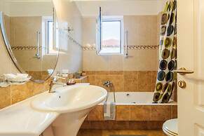 Spacious Urban Haven-family Home Perfect Location