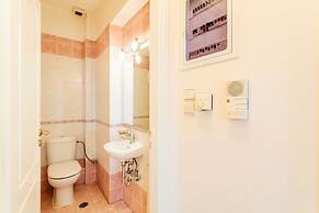 Spacious Urban Haven-family Home Perfect Location