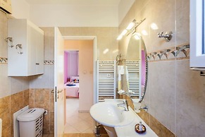 Spacious Urban Haven-family Home Perfect Location