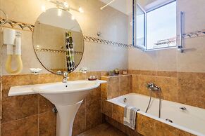 Spacious Urban Haven-family Home Perfect Location