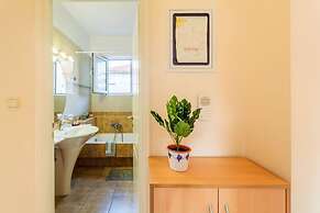 Spacious Urban Haven-family Home Perfect Location