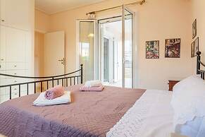 Spacious Urban Haven-family Home Perfect Location